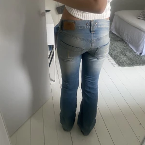 Lågmidjade jeans - Snyggaste unika lågmidjade jeansen som är från fornania! Tyvärr är de för små för mig, säljer därav. Midjemåttet:72cm innerbenslängden:83cm