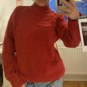 Stickad med detalj! - En röd stickad tröja med en supersöt detalj på kragen!😍