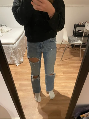 jeans - jeans med hål i från  NA-KD storlek 32. köparen står för frakten!