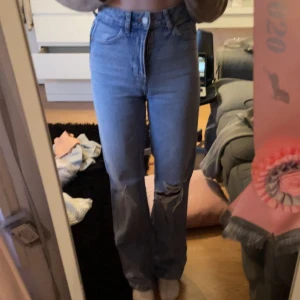 Zara jeans  - Zara jeans i väldigt fint skick! Strl 32, passar mig som är 171🥰