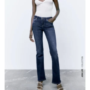 Lågmidjade bootcut jeans - Säljer dessa populära långa lågmidjade bootcut jeansen från Zara som säljs slut snabbt! Andvänt endast en gång!🫶🏼💕nypris 400kr och säljer för 350 (ink Frakt)! Kontakta för fler bilder