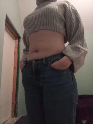 Kort stickad polotröja  - En kort stickad grå polotröja. Vida ärmar. Aldeles ny, har endast provat en enstaka gång. Prislapp sitter kvar och påsen den skickades i. Lite oversized, speciellt i ärmarna.  