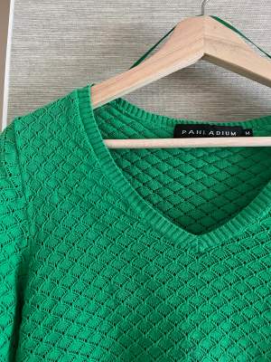 superfin grön tröja med broderade ”hål”. 150kr + 57kr frakt (PRIS KAN DISKUTERAS!) 💞💞💞passar också S!