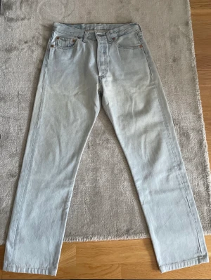Vintage Levis 501 - Vintage Levis 501, storlek 29 men är små i storleken. Passar en storlek 26/27. Uppsydda i benen, så något croppade för en som är 165-168 cm. 💙