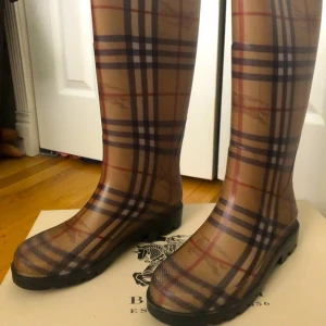 Burberry gummistövlar  - Burberry gummistövlar. Kan mötas upp (i Sthlm) eller frakta.