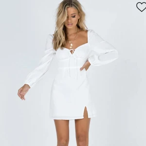 Student klänning - Säljer min jätte fina studentklänning från Princess polly  Skulle säga att den passar båda S/M  Nypris: 680kr