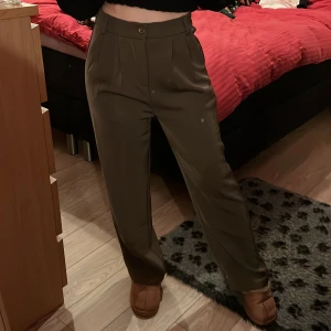 Bruna kostymbyxor  - Bruna kostymbyxor från YesStyle, jag är 158 cm och väger 50 kg för referens, bekvämt material, aldrig använda(enbart provat)