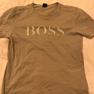 Hugo boss t-shirt - Fin t-shirt men bara lite missfärgningar på sidan av tröjan (se bild 3)