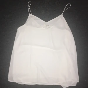 Linne - Säljer ett linne från zalando i storlek XL Jag säljer detta linne för att det var ALLDELS för stort. 