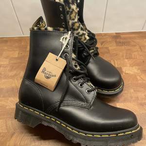 Helt oanvända dr martens, säljes, för de passade inte. 