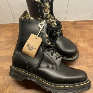 Dr martens 39  - Helt oanvända dr martens, säljes, för de passade inte. 