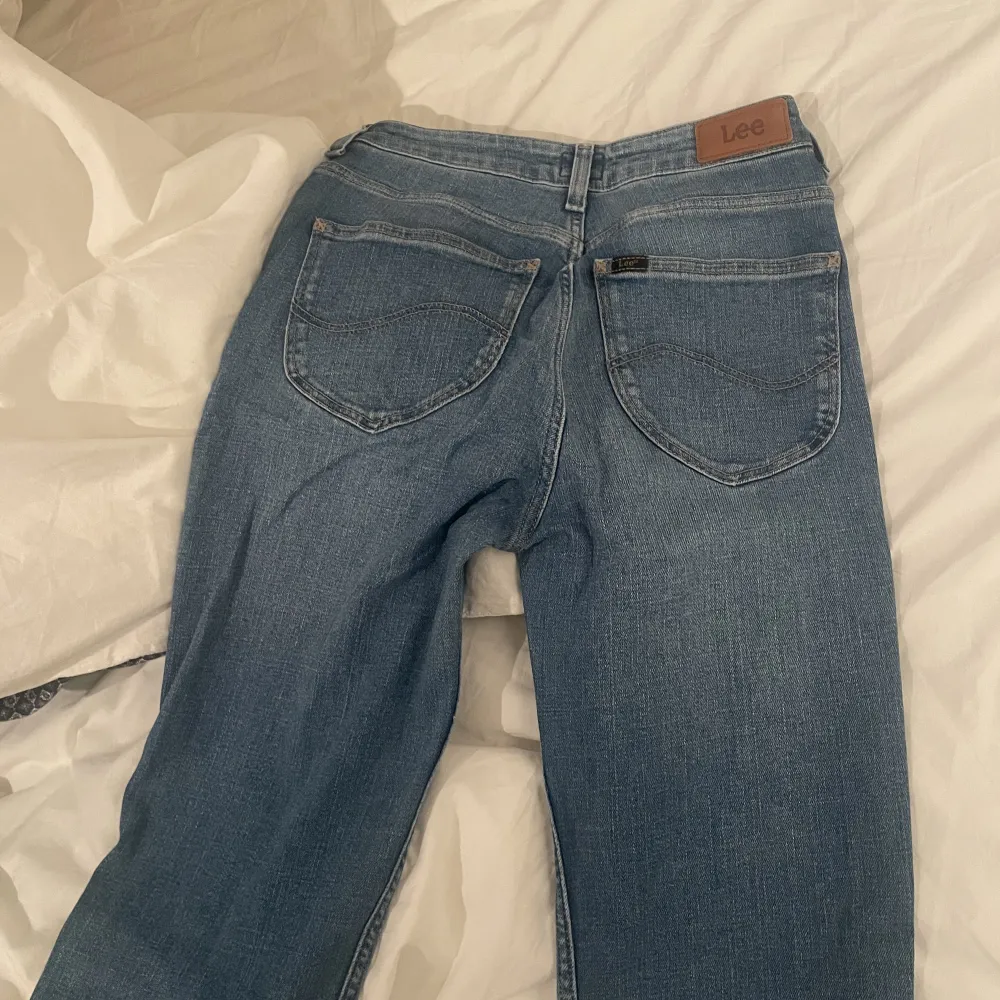 Supersnygga mid-rise jeans. Knappt använda och sitter supersnyggt. Ungefär 34/36. Pris kan diskuteras och köpare står för frakt🫶🏼. Jeans & Byxor.