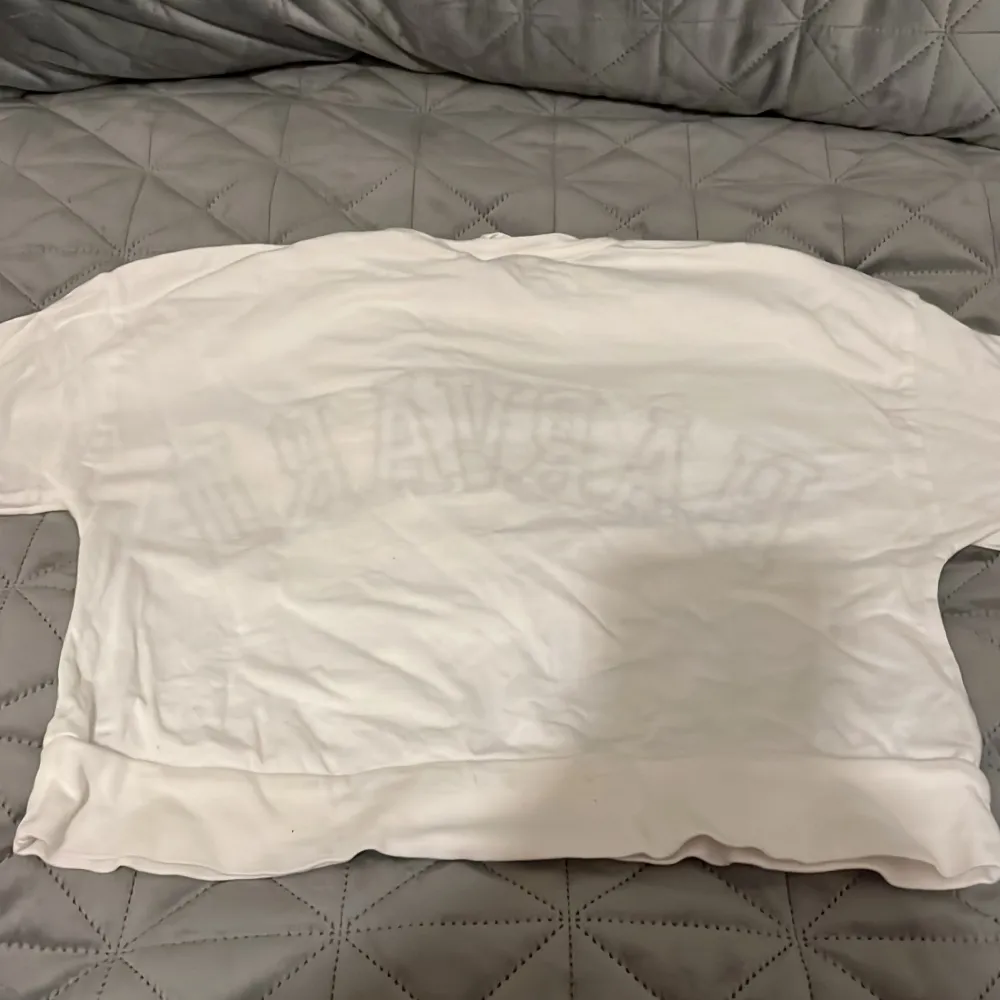En vit Harvard tröja . T-shirts.