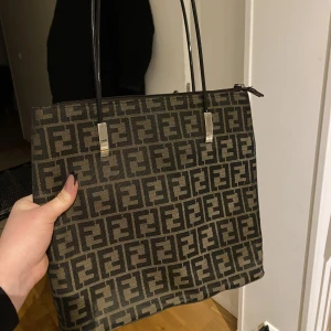 Fendi vintage väska - Köpt på Plick men inte blivit använd tyvärr 🐆🥰