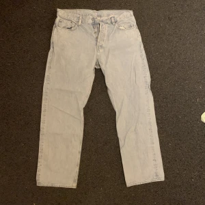 Blå Weekday Jeans  - Köpt på Weekday förra sommaren. Sparsamt använda. Det går att slå ihop med andra annonser för billigare pris.