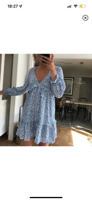 Blå klänning - Så fin klänning som är slutsåld från Zara, jättefint skick!