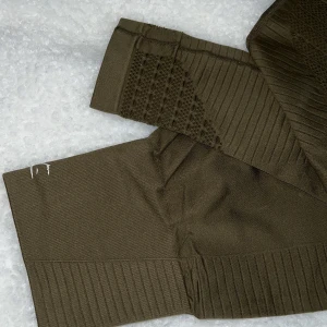 Gymshark tights - Supersköna tights från gymshark som inte längre används då jag köpt nya. Väldigt bra skick, dock är loggan lite uttvättad, se bild 3. 😍🥰