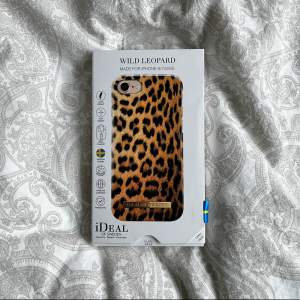 Leopard mönstrigt mobilskal från ideal of Sweden 🐆lite sönder vid kameran och lite repigt men inte något man tänker på 