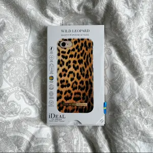Leopard mönstrigt mobilskal från ideal of Sweden 🐆lite sönder vid kameran och lite repigt men inte något man tänker på 