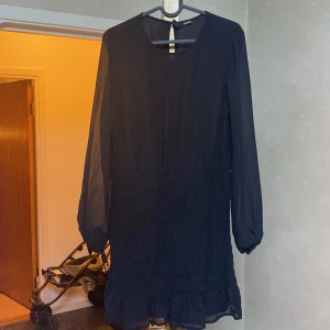 En kort klänning  - En kort fin klänning storlek är 44 den är ny