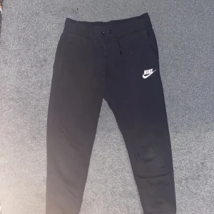 Nike mjukis  - Säljer mina Nike mjukisbyxor för 200kr dom är köpta för 350kr. Säljer dom pga av att jag har vuxit ur dom.