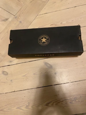 Converse skor - De vanliga vita höga converse   Storlek 45  Använda 1 gång 