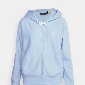 En jätte fin zip hoodie från Ralph Lauren. Säljes då jag knappt använder den och har knappt gjort så jätte fint skick, som ny! Köptes för 1495 kr, säljes för 600 kr. Stl S💓