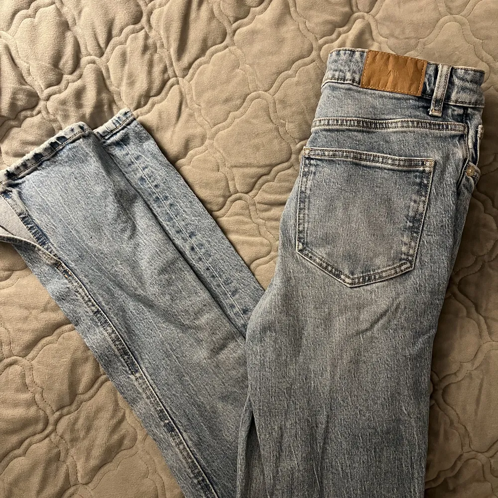 Lite mörkblåare jeans från zara i storleken 36 kontakta för intresse🤗. Jeans & Byxor.