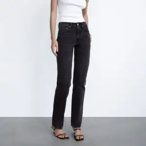 Ett par svarta ”lite urtvättade” jeans från zara i storleken 36, hör av er via intresse🤗
