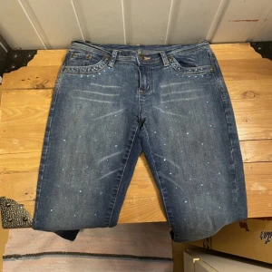 Lågmidjade Jeans - Säljer dessa otroligt fina jeans med en jätte fin blå färg som fadear mörkare nertill, även super fina glitter detaljer på både bak och framsidan. Kom privat för mer bilder eller frågor💙🦋