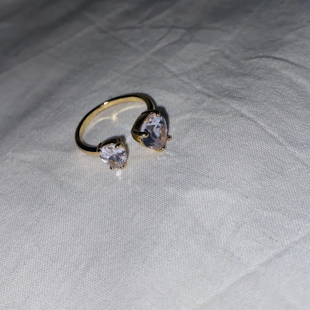 Säljer denna ring från glitter då ja inte använder den längre. Passar alla i storleken då man kan ändra den. Accessoarer.