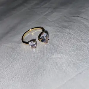 Säljer denna ring från glitter då ja inte använder den längre. Passar alla i storleken då man kan ändra den