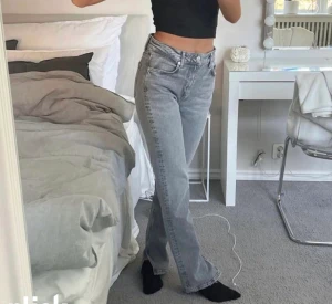 Gråa zara jeans - Säljer dessa jeans från zara som Tyvär är för stora, är i storlek 38 men passar 36 beror på hur man vill att dom ska sitta ❤️ dom är lite bootcut men också lite raka 