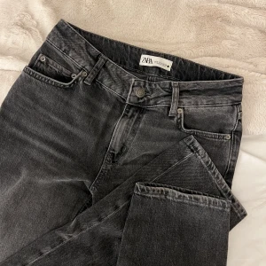 ZARA LOW RISE STRAIGHT - Säljer dessa helt slutsålda Low Rise straight jeans från zara, då det inte riktigt är min stil🤍 endast använda 1 gång och är precis som nya!!💋Jag är 163 och dom går nedanför foten på mig. nypris 400