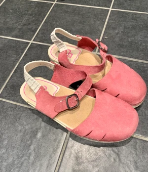 Rosa skor st 39 Vårdväskan  - Provade inomhus men tyvärr för små för mig. Köpta på Vårdväskan st.39