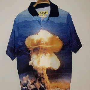 Golf Wang No Nukes Button Up Shirt  - helt ny och oanvänd kortärmad skjorta från Golf Wang, äger två likadana så bilderna är från den jag använder. passformen sitter precis som S och materialet är tunt då det är gjord av silk, bra avluftning så den är perfekt inför sommaren! 