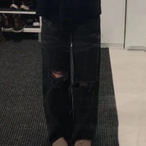 Young Gina svarta jeans med hål - Jeans från Young gina, svarta, vida och raka med hål 💗 köptes för 400kr men säljs för 150kr. Jag har använt dom cirka 15 gånger 🫶😄 köparen står för frakt men jag kan även tänkas mötas upp. 