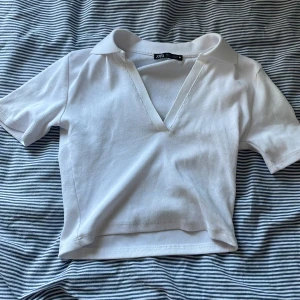 Zara topp - Gullig zara topp som är v ringad i storlek s. Har aldrig använt tröjan💗säljer en likadan i svart🥰