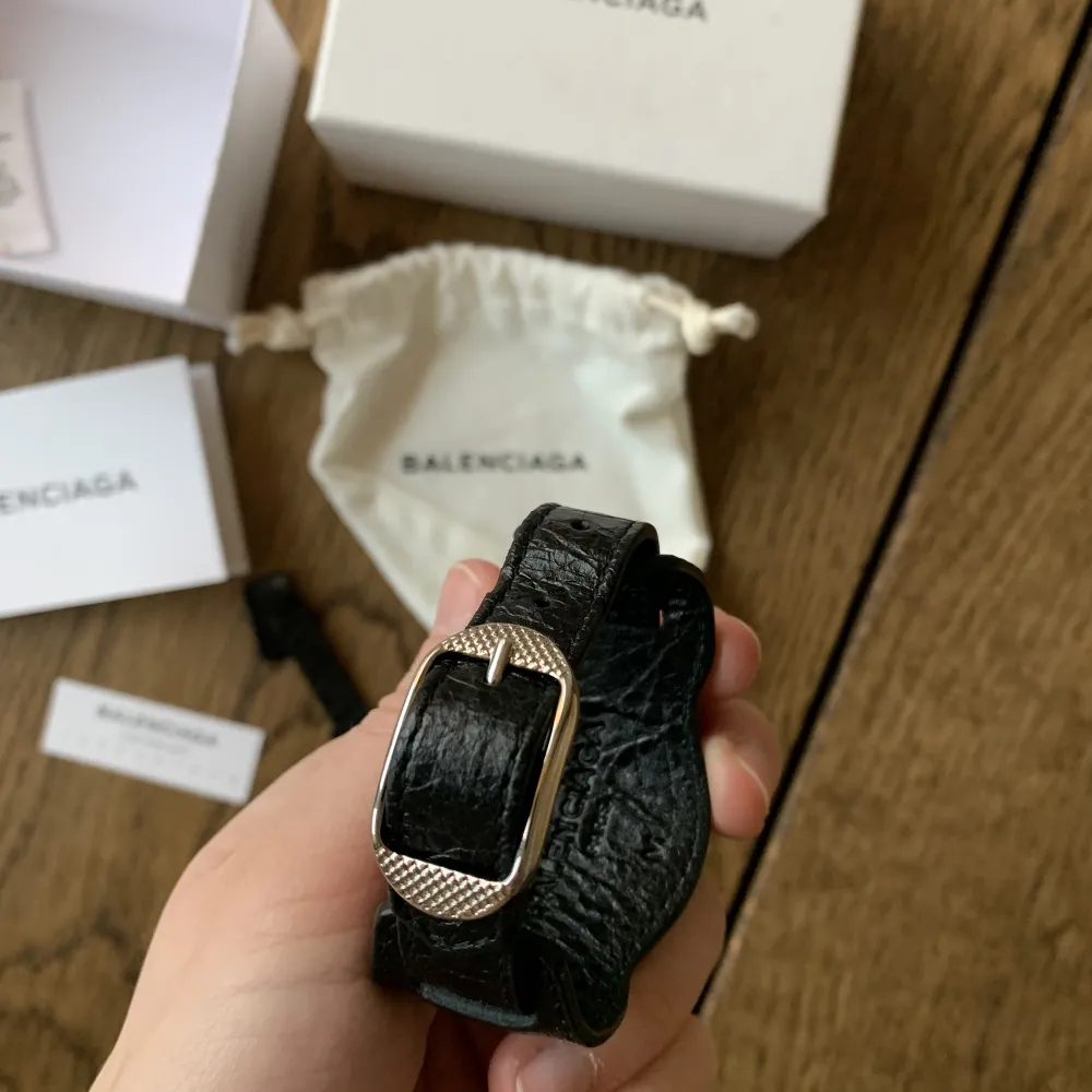 Säljer Balenciaga armband. Pris: 1000kr. Accessoarer.