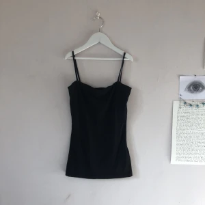 Svart linne - Säljer detta svarta linne i glansigt tyg för att det sitter lite för tajt. Det har dubbelt tyg över brösten och sitter jätte snyggt när det passar💗