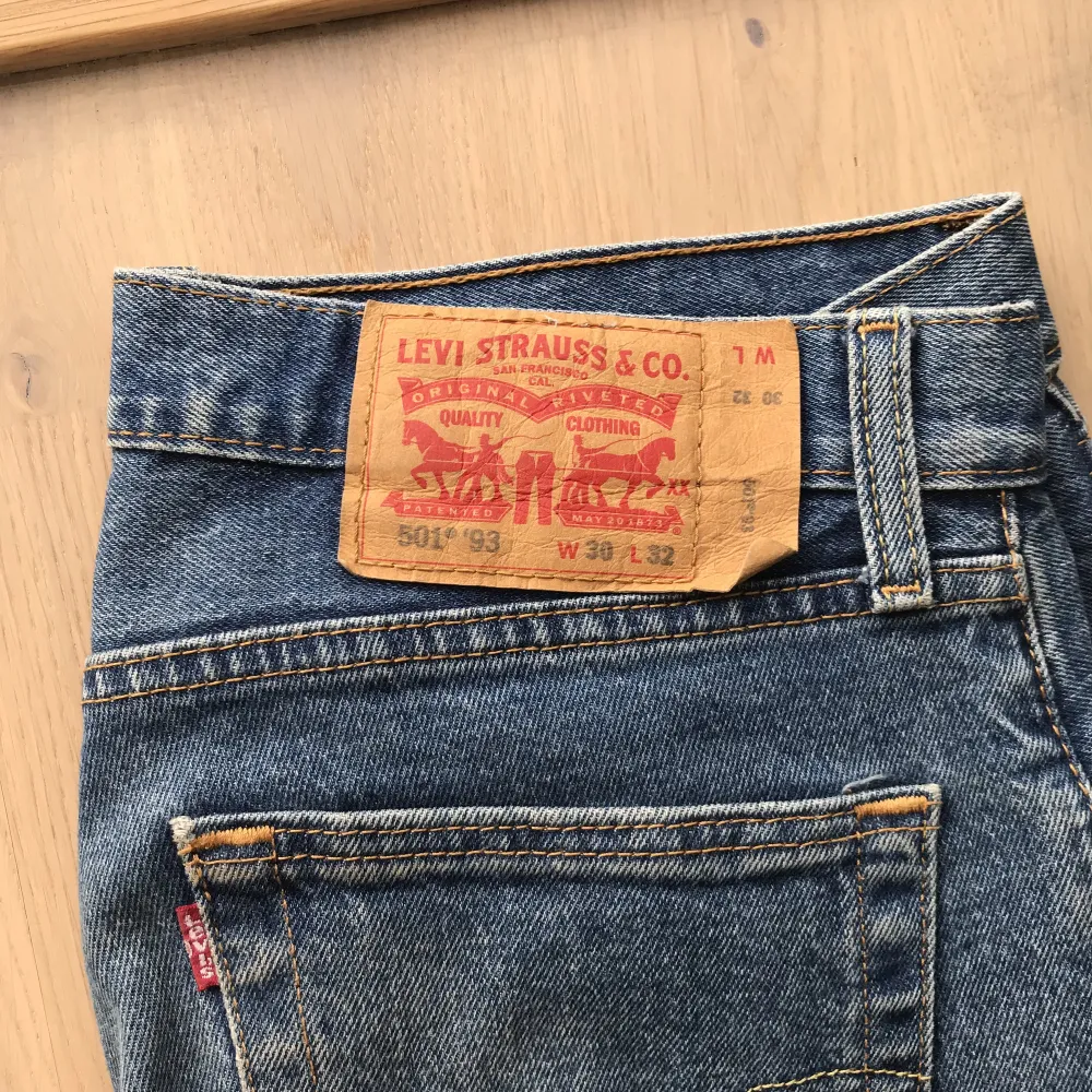 Knappt använda Levis 501, storlek 30/32. Bra skick! Rak passform. 300kr eller eget bud. Köparen står för frakt📦. Jeans & Byxor.