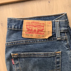 Levis jeans 501 straight - Knappt använda Levis 501, storlek 30/32. Bra skick! Rak passform. 300kr eller eget bud. Köparen står för frakt📦