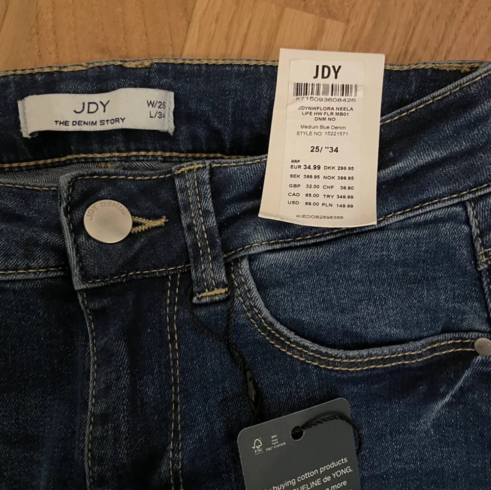 Helt nya, aldrig använda med etiketten kvar. Köptes på nelly.com. Jeans & Byxor.