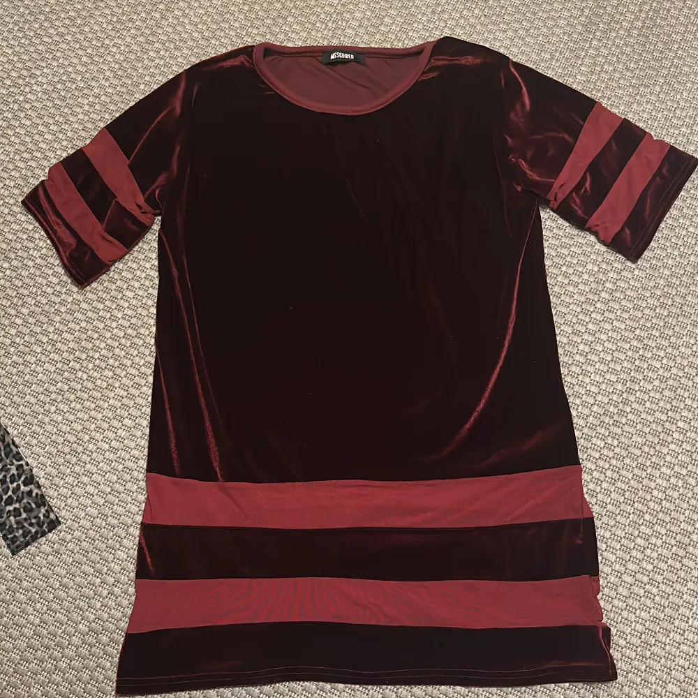 Lång T-shirt i sammet och mesh, röd/vinröd. I god skick! . T-shirts.