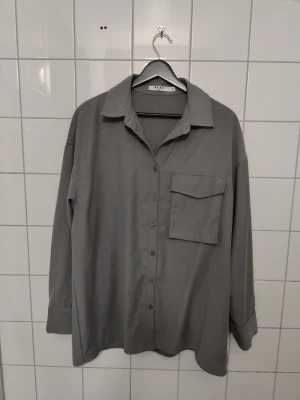 Skjorta  - Overshirt från NA-KD. Jag brukar ha storlek s-m, sitter oversize på mig
