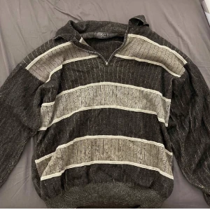 Half zip tjocktröja - (REPOST) En oversized vintage mysig halfzip tröja som är i bra skick! Kontakta för mer frågor/bilder🫶🏼