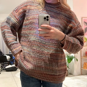 Färgglad stickad tröja - Jättemysig stickad tröja i härliga nyanser från ZARA! Ej sticksig!! Stl S. Lite oversized! Mycket bra skick! Endast lite nopprig.