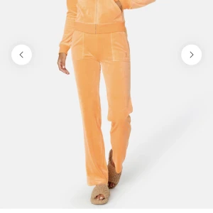 Juicy couture - Säljer en helt ny och oanvänd dress då jag inte tycker att färgen passar min hud ton. Lapparna borttagna där av kan jag inte skicka tillbaka dressen. Nypris för byxorna 1099 och för koftan 1199. Koftan är i storlek xxs och byxorna i s.
