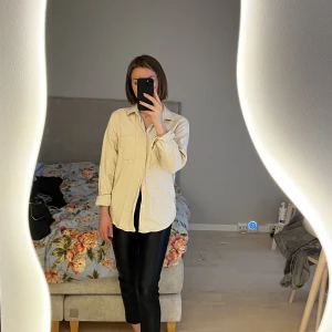 Samsoe Skjorta - Beige skjorta av Samsoe Samsoe.  Strl M. Super skönt och mjukt material.  Stryker och tvättar alla kläder innan jag skickar iväg dem🫶