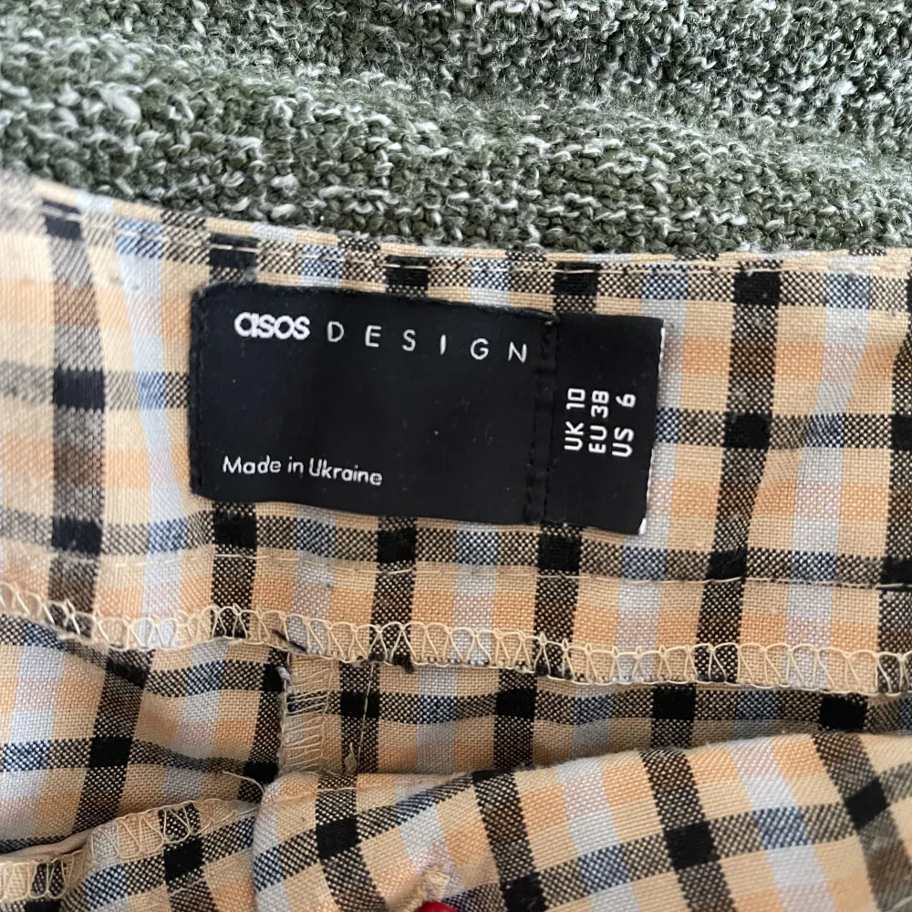 Vida byxor, färgen försvinner i bilden men dem är beige/orangea. Stl 38, dem är längre i benen sitter perfekt på mig som är 165cm . Jeans & Byxor.